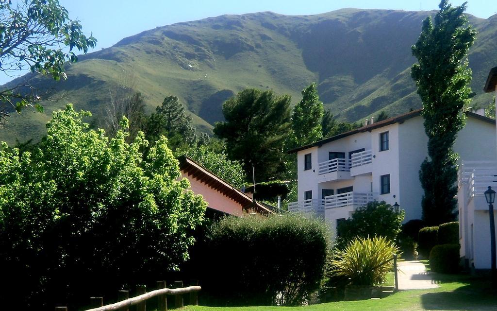 Las Ardillas Cabanas Y Suites La Falda Luaran gambar