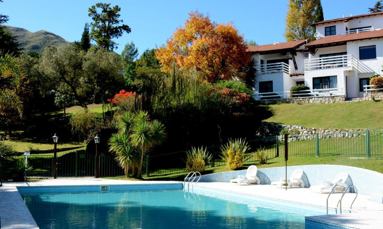 Las Ardillas Cabanas Y Suites La Falda Luaran gambar